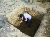 Рабочие копают ямы для фундамента